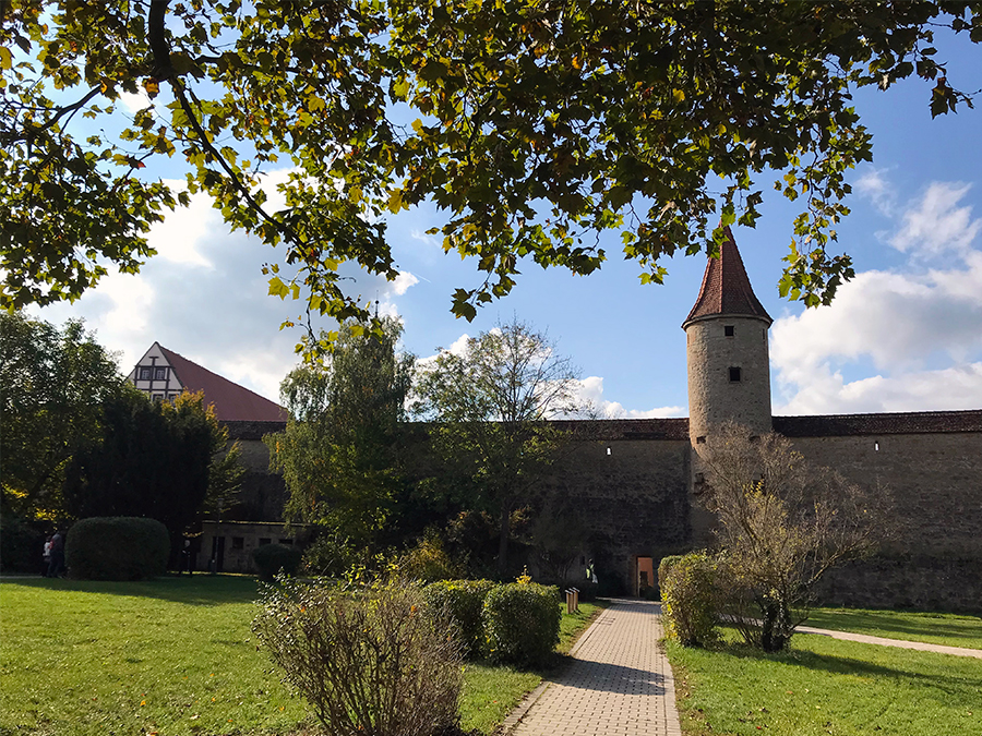 Auf dem Weg vom Parkplatz P1 durch die Stadtmauer in die Altstadt von Rothenburg ob der Tauber.