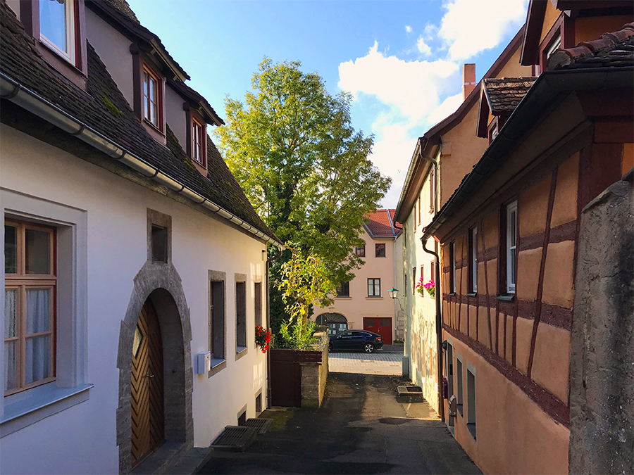 Das sieht schon wunderschön aus: Durch eine Gasse Richtung Altstadt von Rothenburg ob der Tauber.