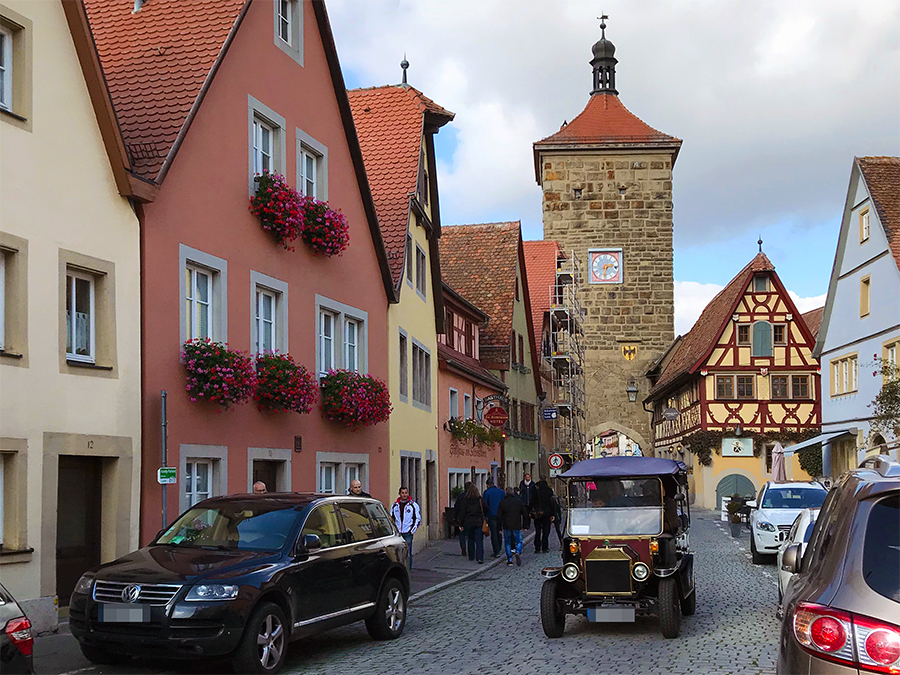 Wahre Hingucker: Etliche Oldtimer kurven durch Rothenburgs kopfsteingepflasterte Gassen - selbstverständlich für eine Rundfahrt zu mieten!