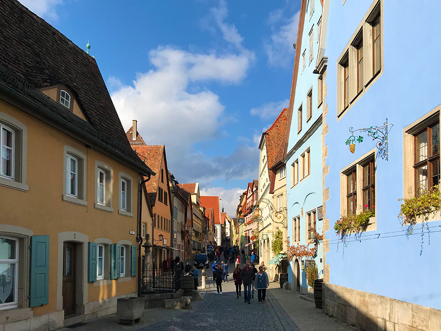 Wir sind an diesem sonnigen Nachmittag nicht die Einzigen auf dem Spaziergang durch Rothenburg ob der Tauber.