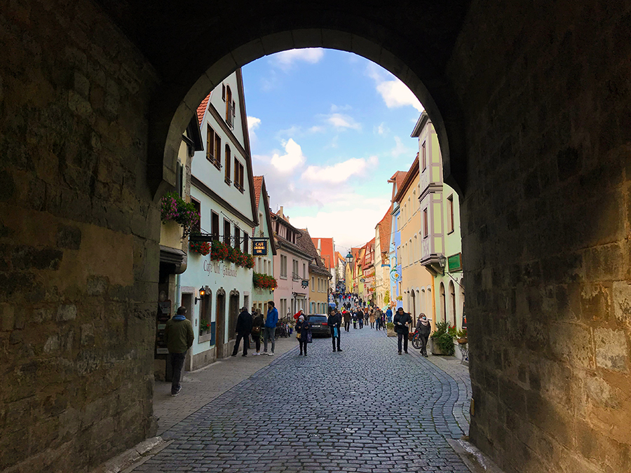 Kopfsteinpflaster, bunte Häuser aus dem Mittelalter und Stadttürme, durch die man hindurchgehen muss - so stellt man sich das vor!