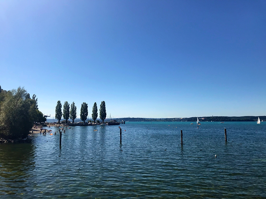 ...und die Segelboote weit draussen und bedauern, dass wir keine Badesachen dabei haben, denn gleich nebenan ist ein Freibad.