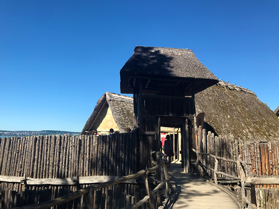 Ein Wachturm markiert den Eingang zur Siedlung des Pfahlbautendorfes...