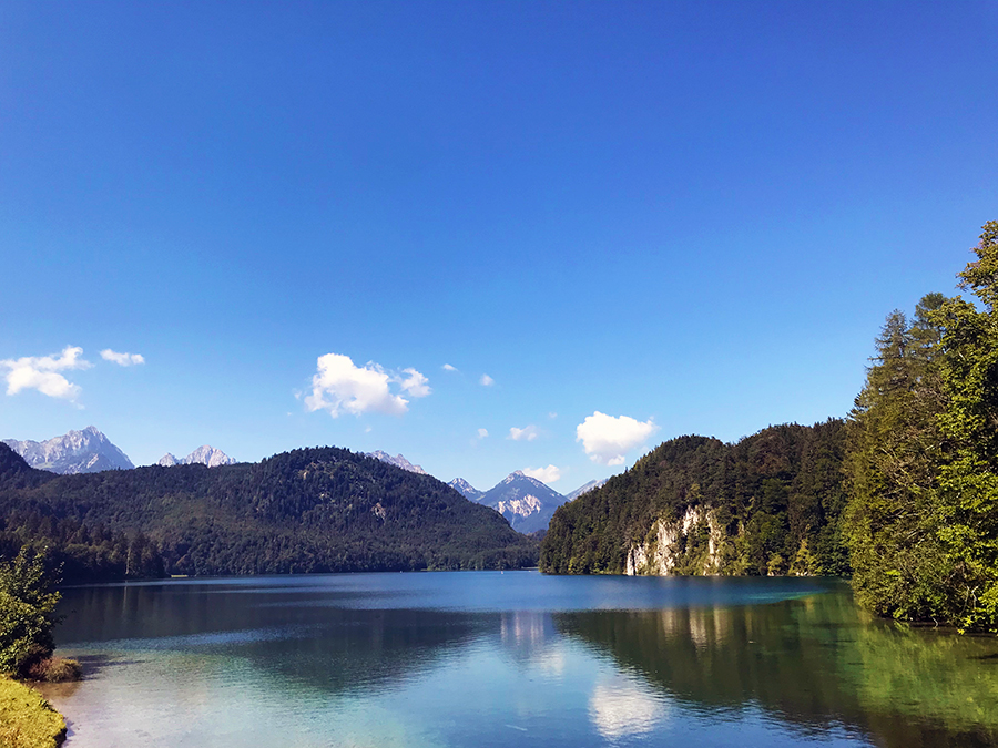 Wunderbar idyllisch, anders kann man das wirklich nicht nennen: Der Alpsee im Dorf Hohenschwangau.