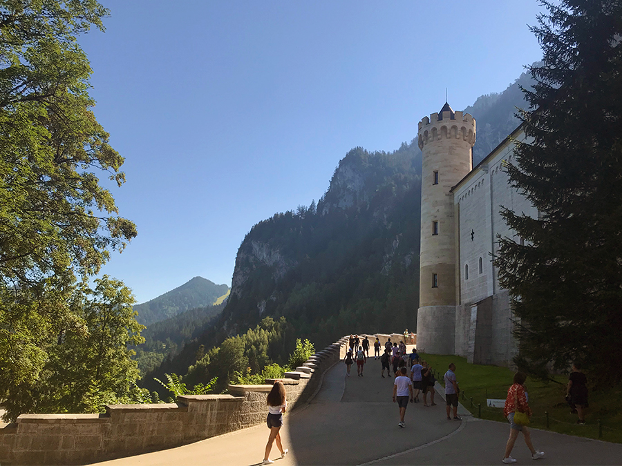 Hier entlang geht es zum Eingangstor des Schlosses. Morgens früh ist die Menschenmenge noch überschaubar.