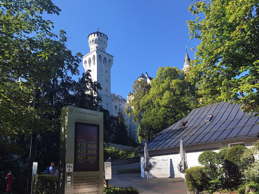 Fast geschafft: Auf der Aussichtsplattform angekommen findet ihr hier die Anzeigetafel mit den Führungen durch das Schloss.