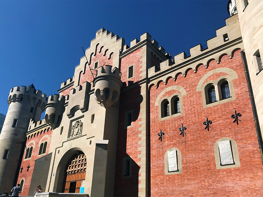 Die Frontansicht von Neuschwanstein - wir waren ganz überrascht über die roten Mauersteine hier, dachten wir doch immer, das ganze Schloss wäre weiß.