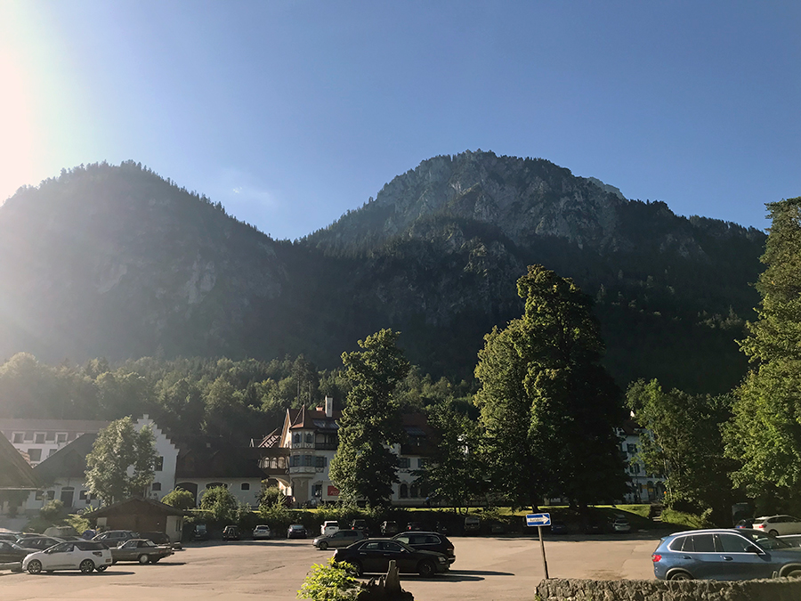 Parkplatz P4 in Hohenschwangau an einem Samstagmorgen in den bayrischen Sommerferien. Wir haben Glück, im hinteren Teil ist noch Platz!