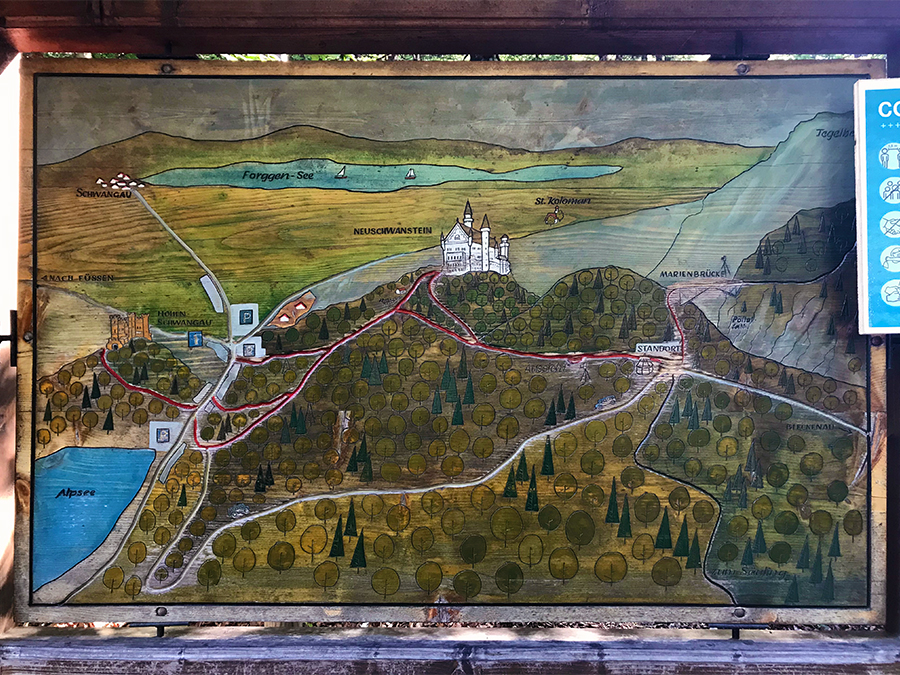 Diese schöne, alte Holztafel mitten im Wald in der Nähe der Marienbrücke gibt einen guten Überblick über die Wege rund um das Schloss Neuschwanstein.