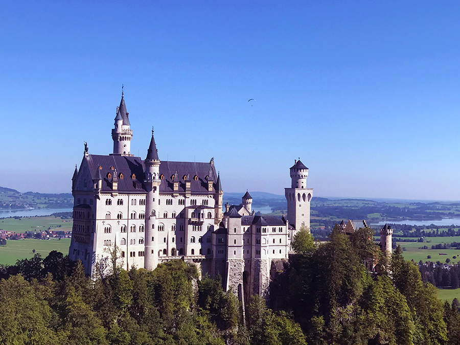 Zum Zeitpunkt unseres Besuchs flog gerade ein Paraglider über das Schloss hinweg - wow! Seht ihr ihn?