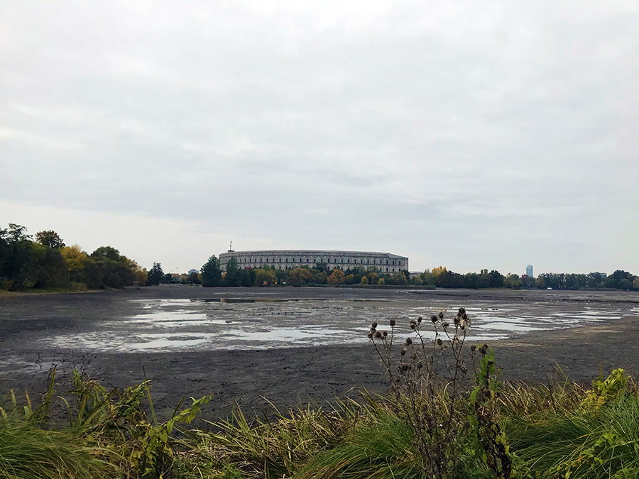 Ganz schön weit sind wir schon gekommen: Auf der anderen Seite des Dutzendteichs sehen wir nun die Kongresshalle aus der Entfernung.