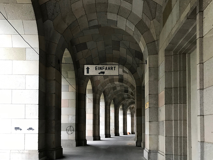 Sogar LKWs können durch die Arkadengänge rund um die Kongresshalle fahren...