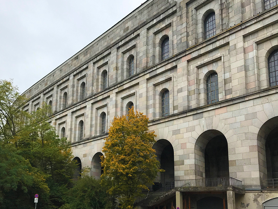 Die Außenfassade der Kongresshalle...