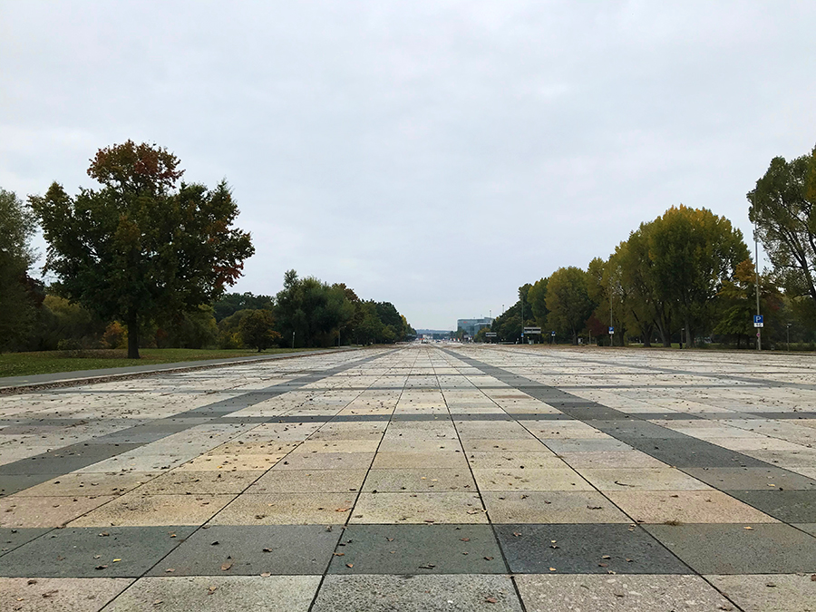 Ein merkwürdiges Gefühl, hier zu stehen, wo einmal tausende jubelnde Anhänger die Nationalsozialisten feiern sollten.