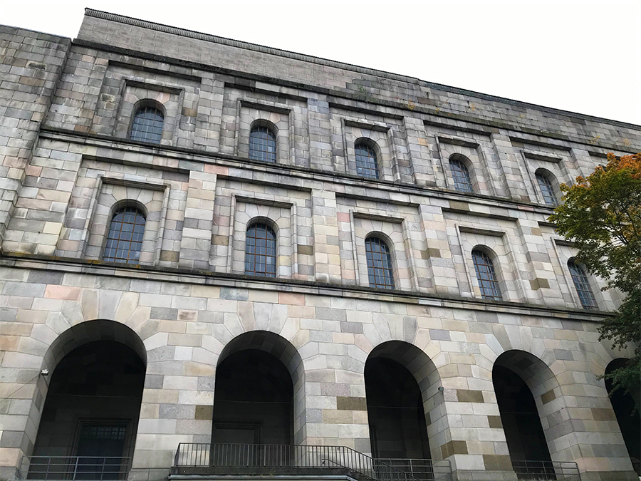 Wir parken direkt vor dem Reichsparteitagsgebäude - irgendwie ist es schön und beeindruckend und furchterregend zugleich.