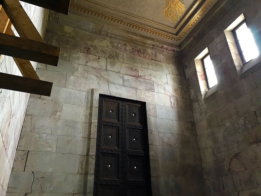 Durch diese Tür verliess Hitler das Gebäude, um dann auf der Tribüne "wie aus dem Nichts" vor den Menschenmassen zu erscheinen.