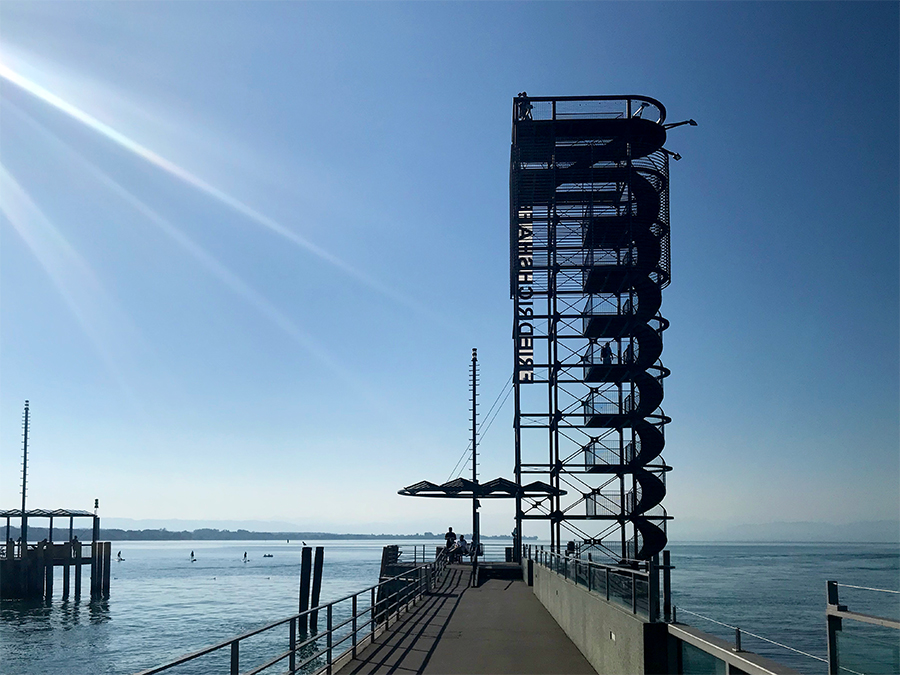 Fast mitten im Hafen liegt der Moleturm, erreichbar über einen breiten Steg vom Ufer aus.