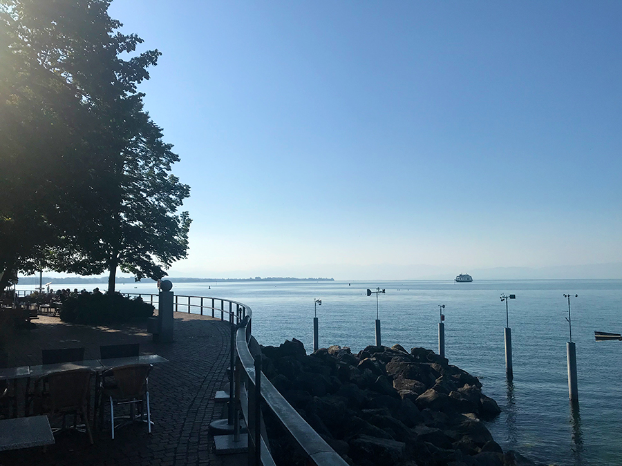 Frühmorgens am Bodensee: Eine einzelne Fähre ist schon unterwegs, das Leben auf dem See erwacht gerade erst.