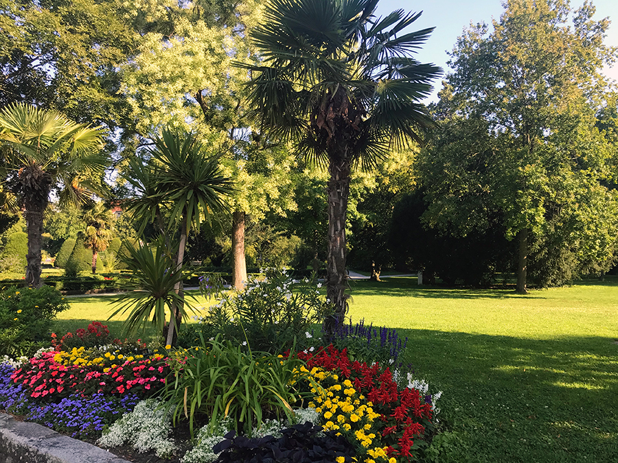 Bunte Blumenpracht und sogar Palmen sorgen für eine angenehm entspannte Atmosphäre.