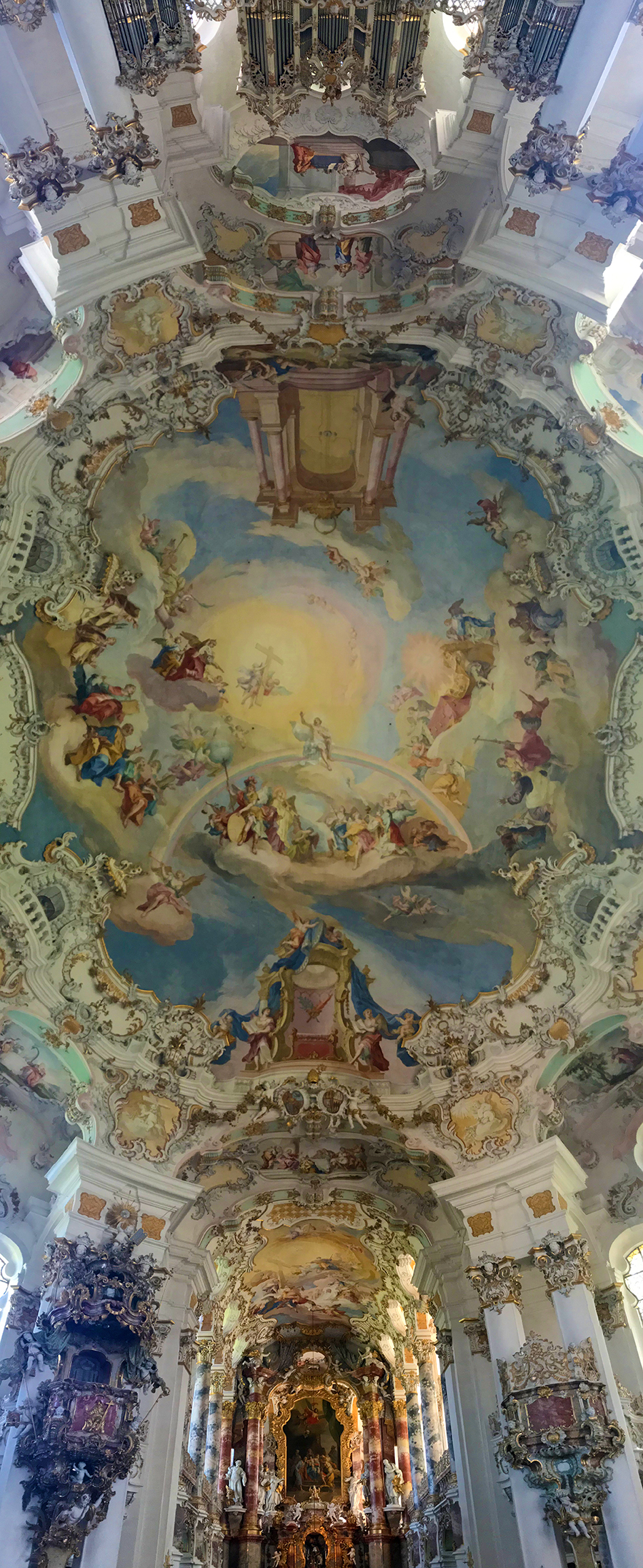 Ein Panorama-Foto vom Altar einmal quer über die gesamte Decke bis zur Orgel in der Wieskirche in Steingaden. Was für eine Pracht.