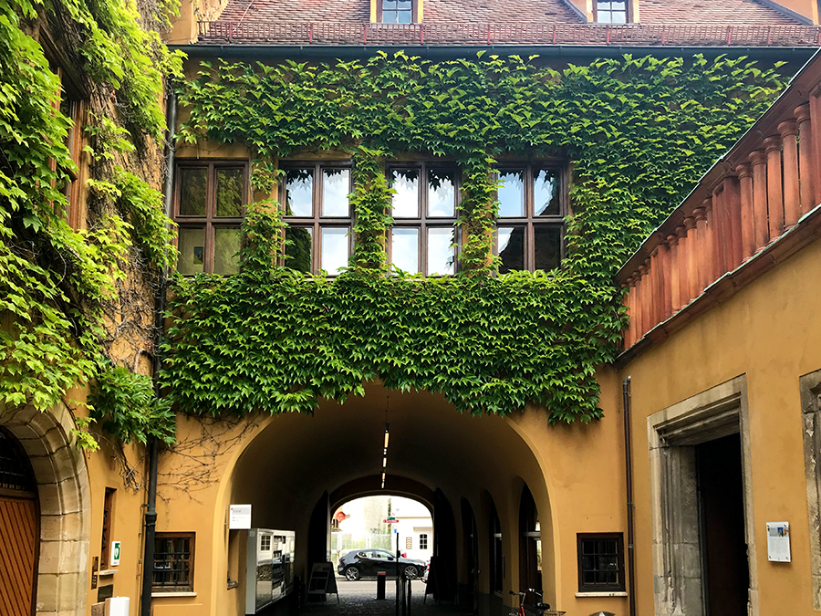 Das Eingangstor der Fuggerei dient gleichzeitig auch als Ausgang.