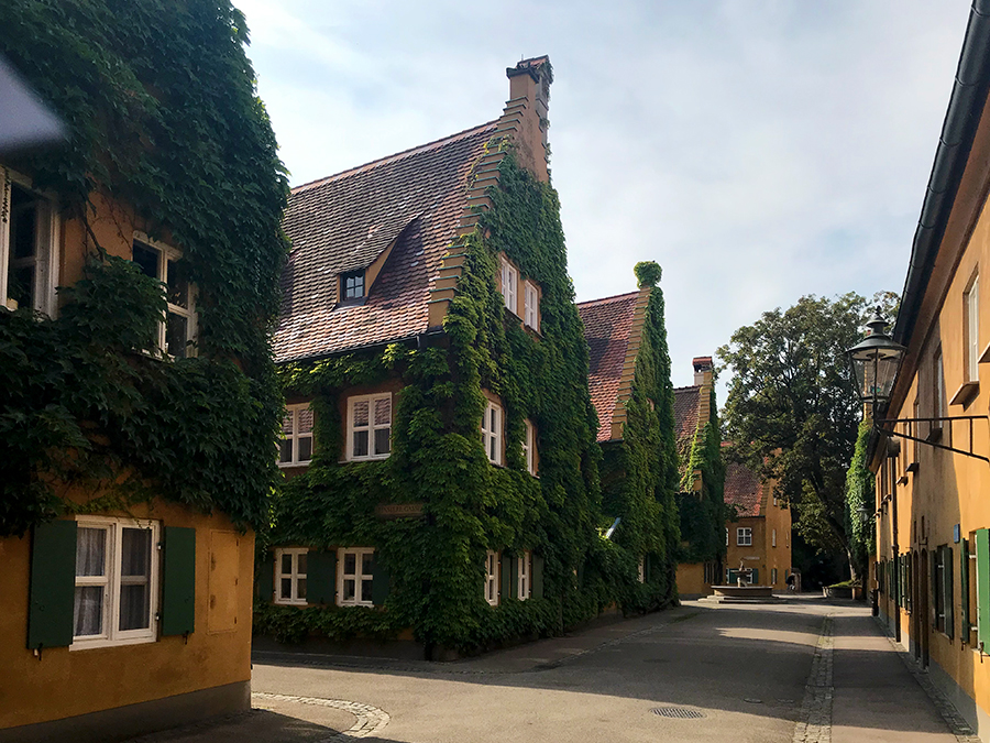 Manche der Häuser in der Fuggerei sind auch mit Efeu bewachsen.