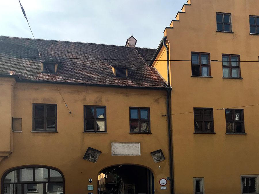 ...und schon stehen wir vor dem Eingangstor der Fuggerei.