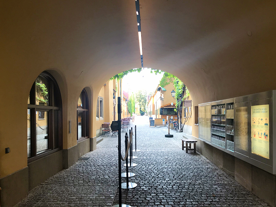 Also hereinspaziert, und da rechts im Fensterchen am Ende des Durchgangs könnt ihr eure Tickets kaufen.