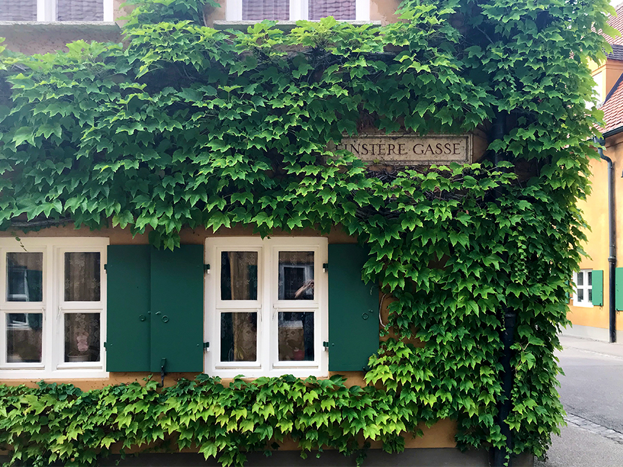 Für eine "Finstere Gasse" ist es eigentlich recht malerisch hier...