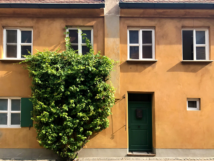 Idyllisches Häuschen in der Fuggerei in Augsburg.