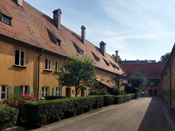 Idyllischer Straßenzug in der Fuggerei in Augsburg.