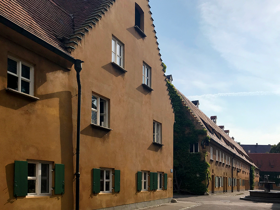 Auch einen Brunnen gibt es: Über die Herrengasse lauft ihr geradewegs darauf zu.