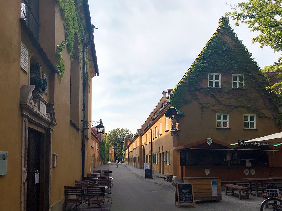 Die ersten Schritte in die Fuggerei in Augsburg.