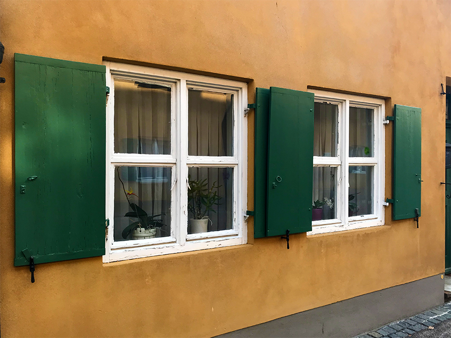 Fensterdetailbild in der Fuggerei in Augsburg.