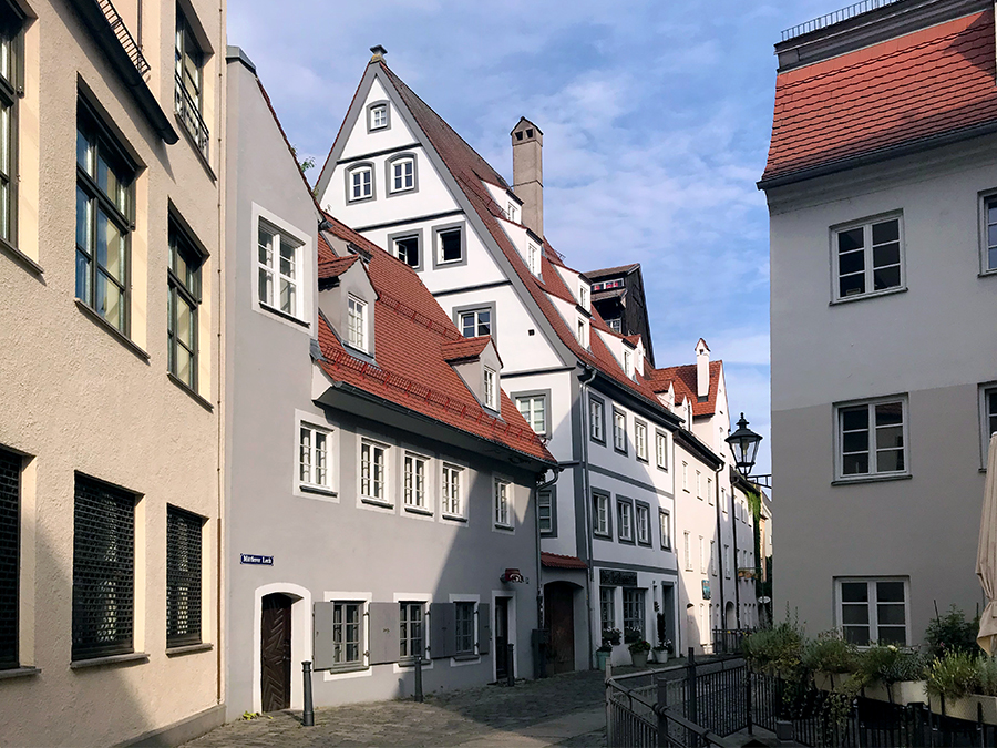 Idyllische Gassen und Gässchen formen den Stadtkern von Augsburg.