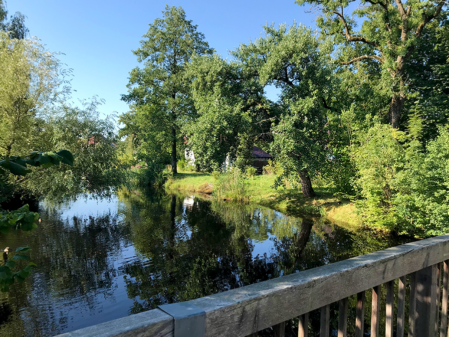 ...über idyllische Holzbrücken...