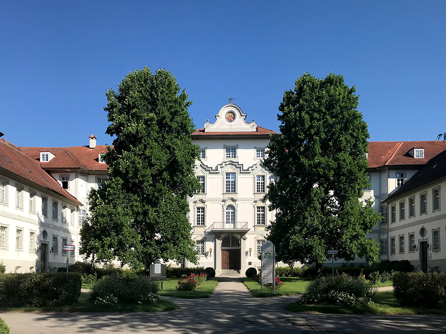 Das Schloss von Bad Wurzach. Einfach durch dieses Tor da vorne geradeaus müsst ihr gehen, schon steht ihr im fulminanten Treppenhaus.