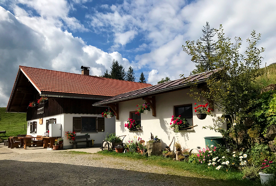 Ein richtiger Berggasthof und eine idyllische Sennanlpe erwarten die Besucher oben auf dem Hündle.