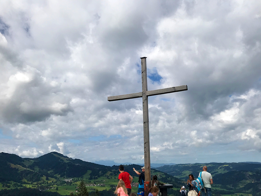 Hier wollen alle hin: Das Gipfelkreuz auf dem Hündle.