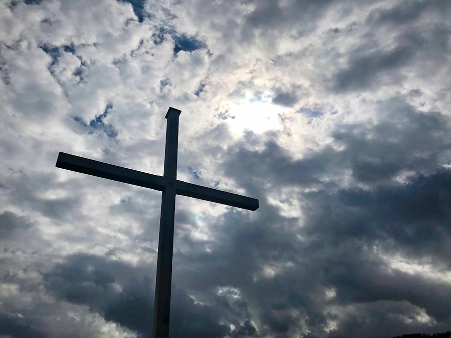 Aus einer anderen Perspektive wirkt das Gipfelkreuz im Gegenlicht gleich ganz anders.