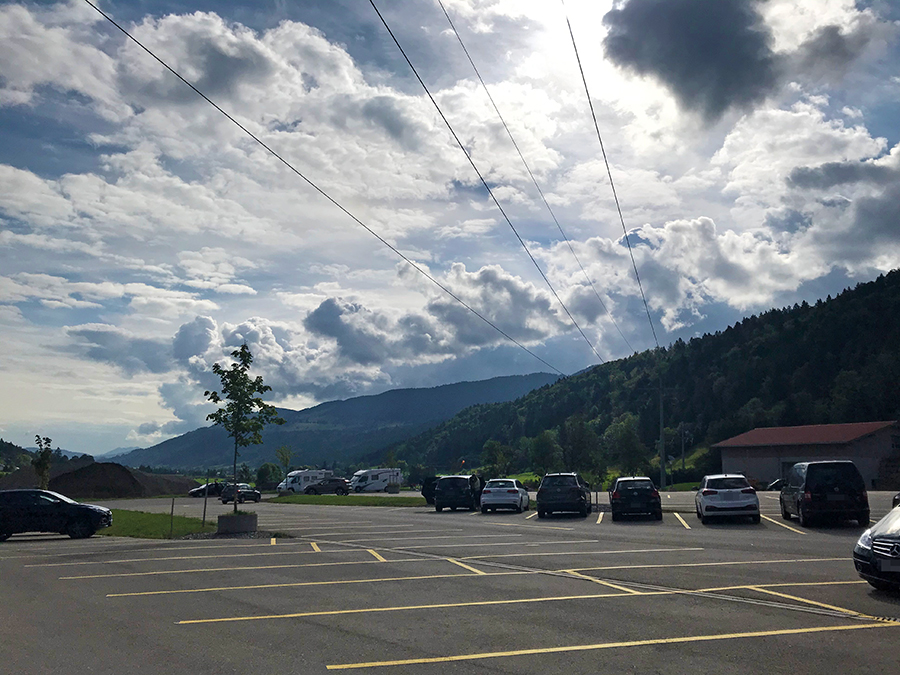 Viel Platz für Autos oder Wohnmobile auf dem Parkplatz der Hündle-Bergbahn - und umsonst noch dazu! 