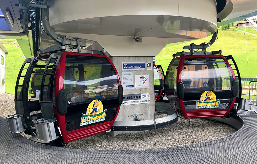 Moderne Gondeln an der Talstation der Hündle-Bergbahn, und im Nu ist man hineingehüpft.