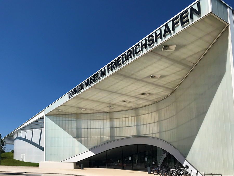 Die gesamte Architektur des Museums ist einem Flugzeughangar nachempfunden, wie passend!