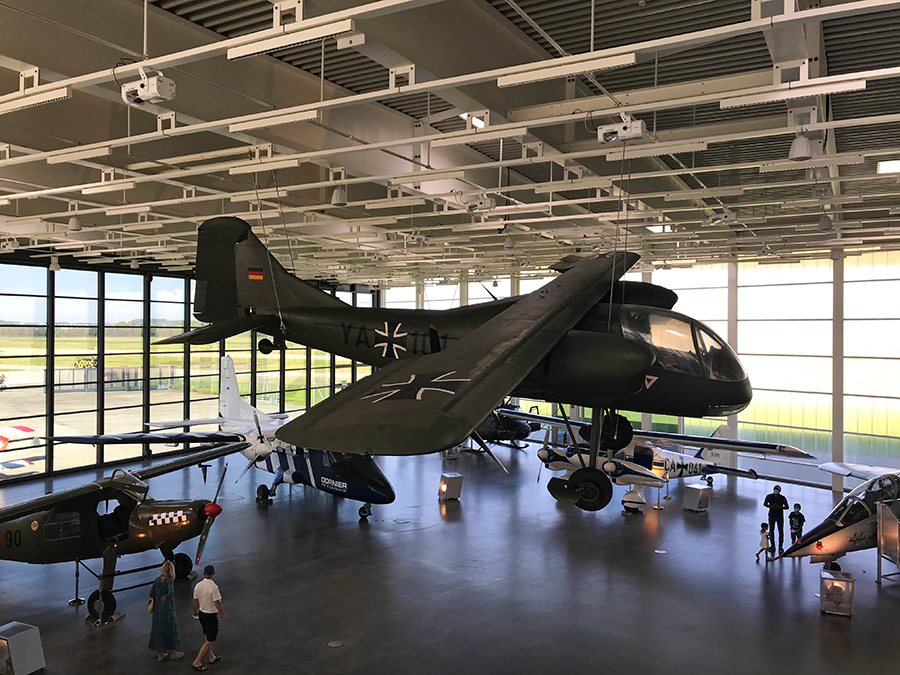 Aber auch manches Flugzeug hängt von der Decke.