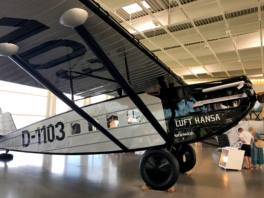 Das ist ein originalgetreuer Nachbau des Flugzeugs, mit dem die Lufthansa ihren ersten planmäßigen Flug startete! 1925 war das.