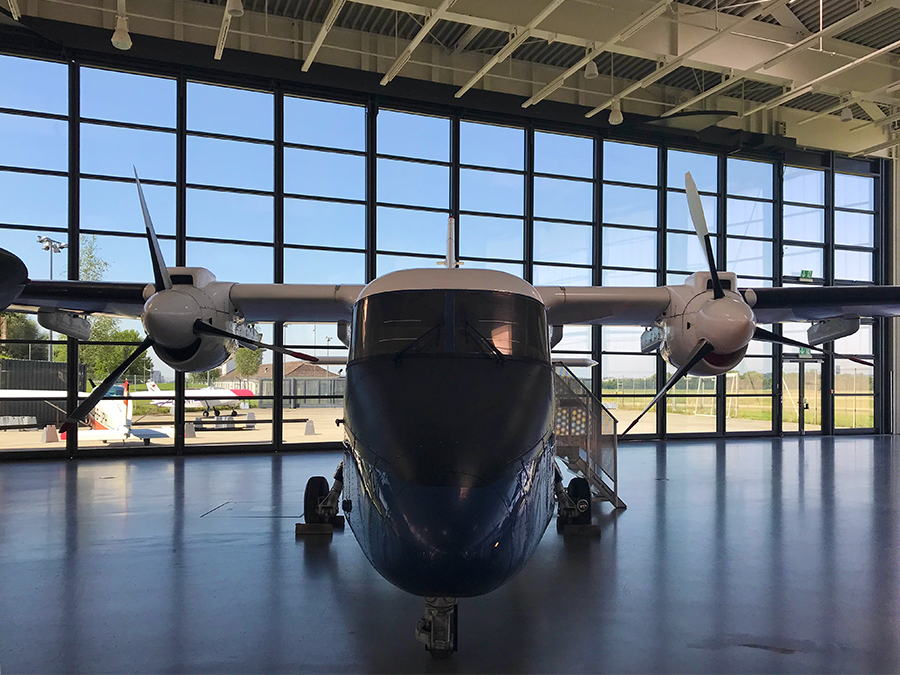 Wenn man so vor einem Flugzeug steht, ist es eigentlich ziemlich unglaublich, dass sich so etwas wirklich in der Luft halten kann.