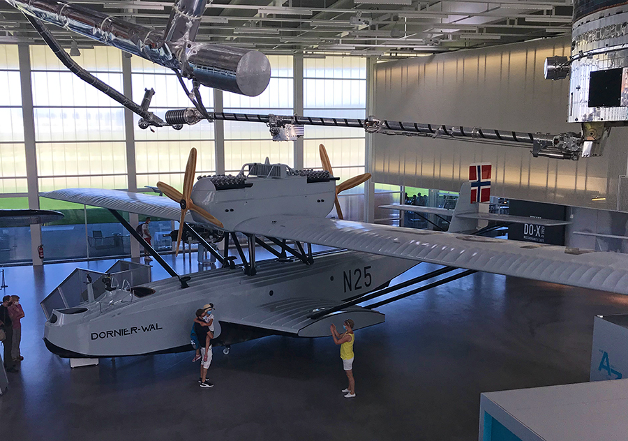 Das Flugzeug "Dornier Wal" ist ein legendäres Flugboot, mit dem z.B. auch der Polarforscher Roald Asmussen 1925 zum Nordpol aufbrach.