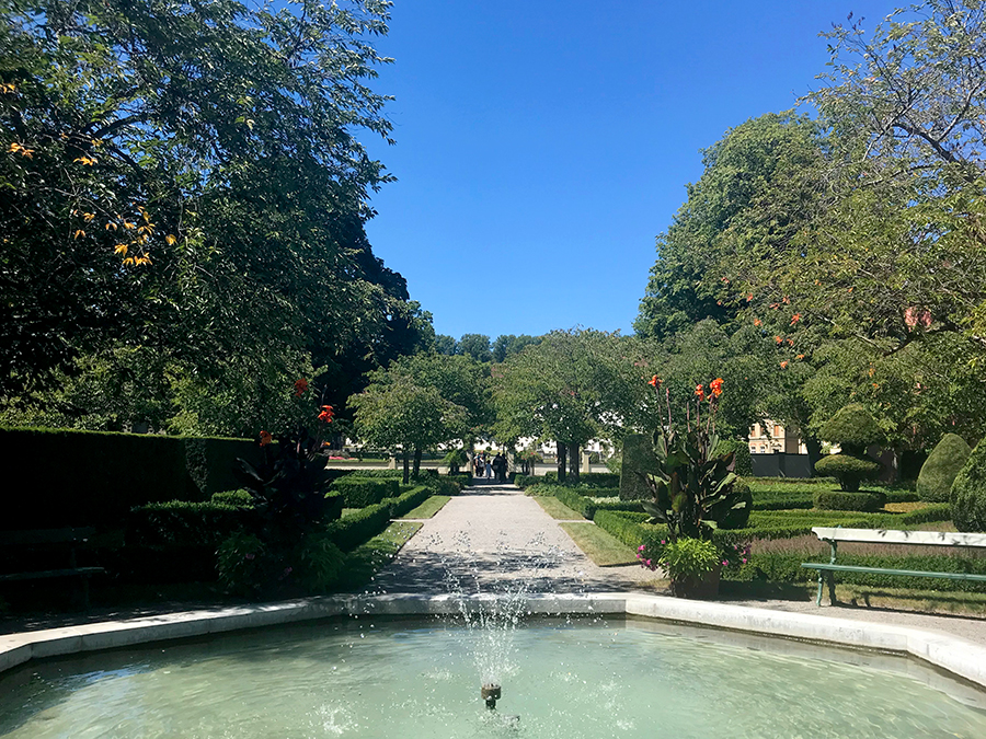 Ein erfrischender Springbrunnen darf natürlich auch nicht fehlen im Hofgarten von Schloss Salem.
