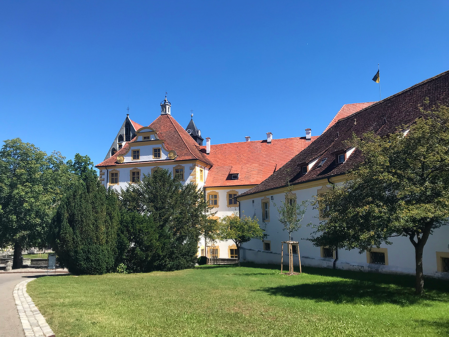 Ein Blick zurück auf das Konventsgebäude, mit dem Münster im Hintergrund.