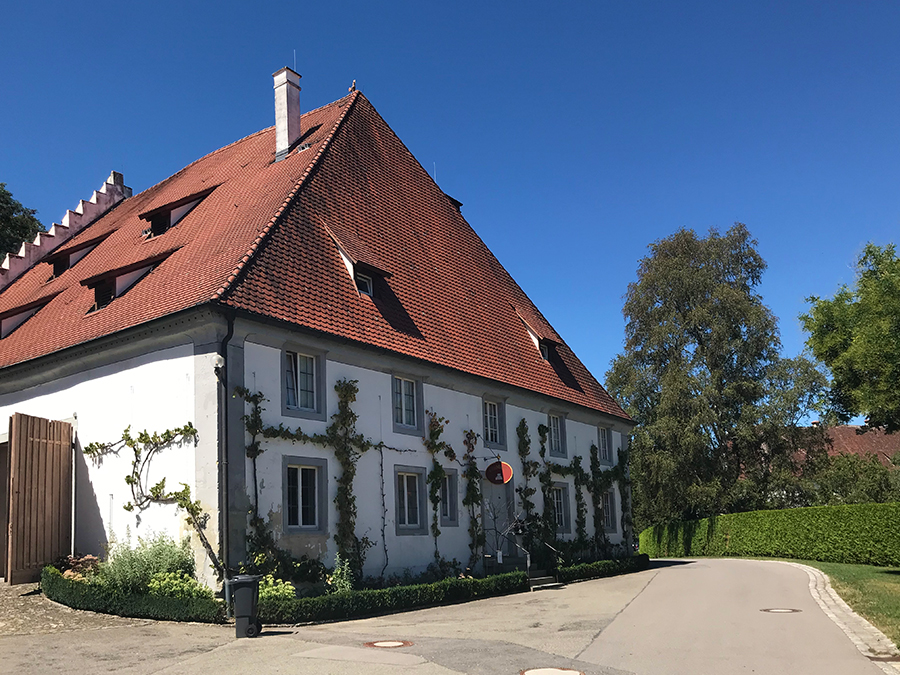 In diesem schönen Gebäude ist heute eine Glasbläserei untergebracht. Mit etwas Glück könnt ihr zuschauen!